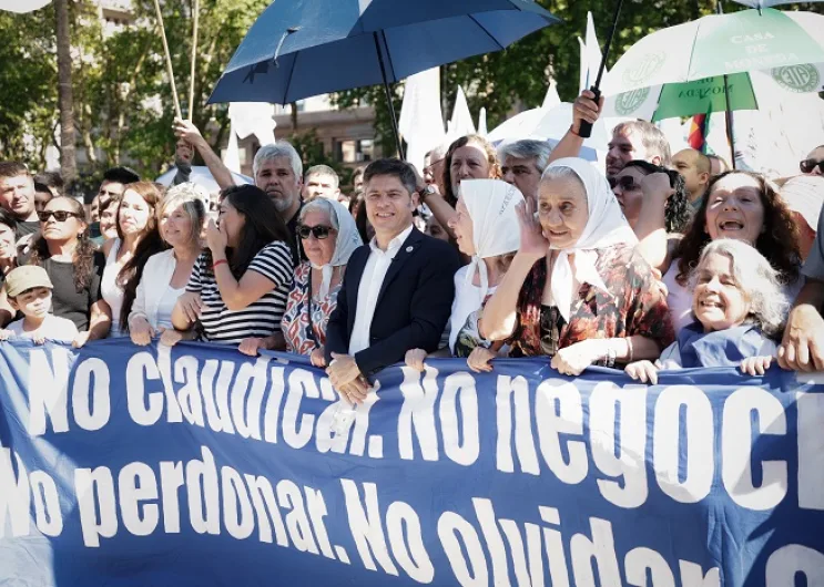 Kicillof se sumó a la marcha de las Madres para homenajear a Hebe de Bonafini en la Semana de la Memoria AK MADRES