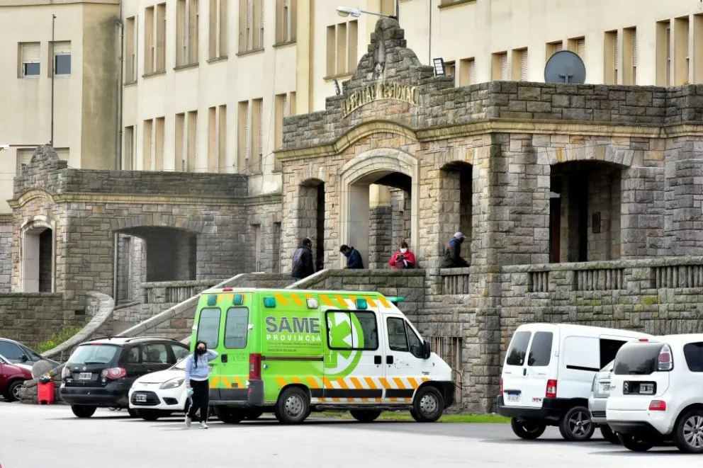 Quiso robar un auto, lo sacaron corriendo y terminó en el hospital con los dos brazos fracturados HIGA