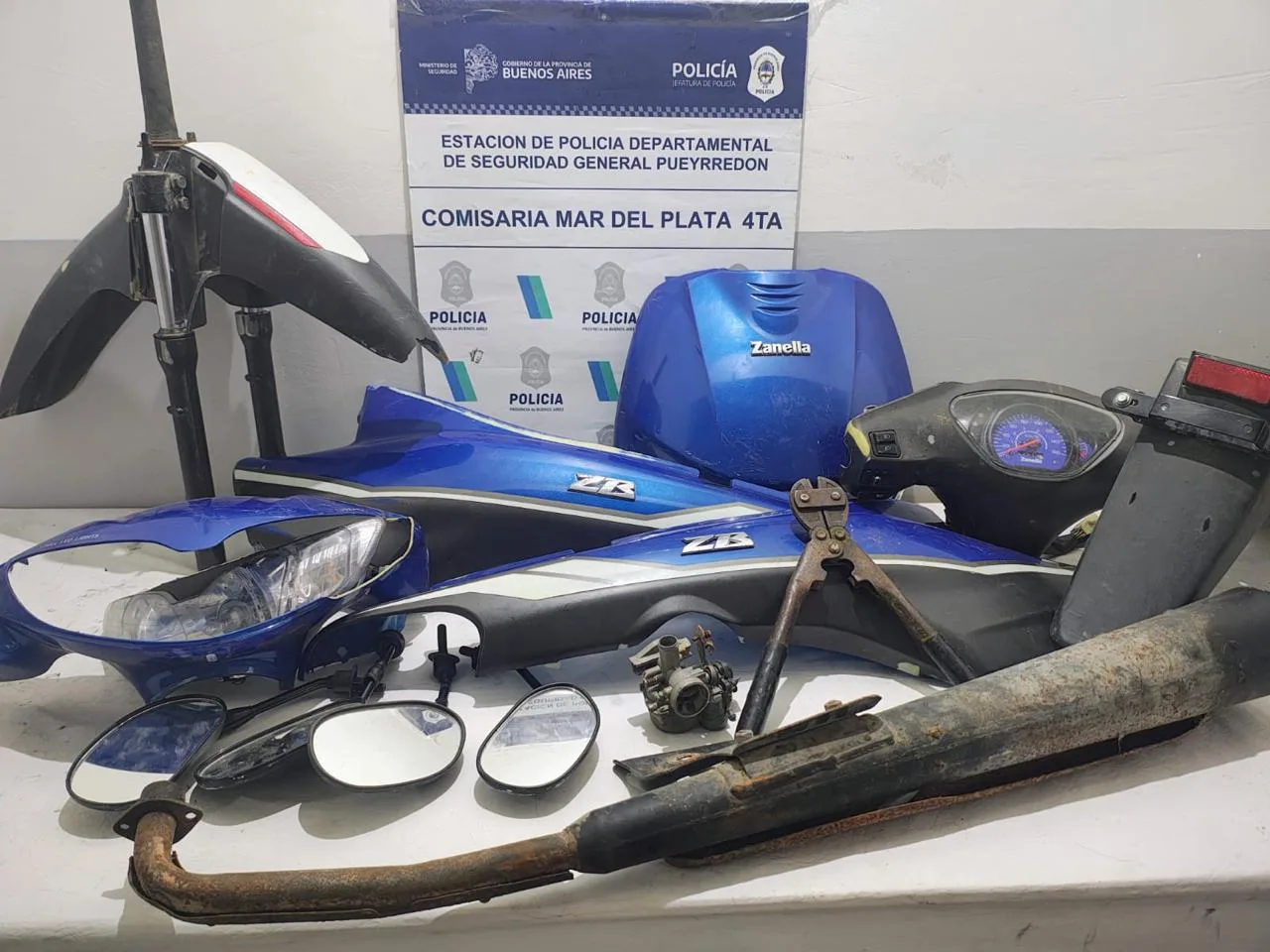Allanaron una vivienda en Los Tilos y secuestraron autopartes por el robo de una moto IMG-20251229-WA0051