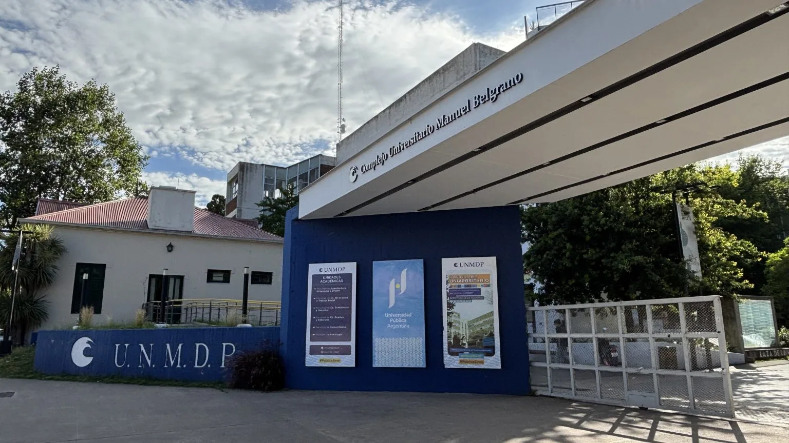 Financiamiento universitario: la Justicia Federal ordenó actualizar salarios docentes, no docentes y becas estudiantiles UNMDP-1536x864 (1)