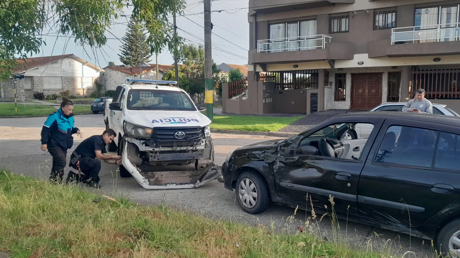 Chocó contra un patrullero mientras escapaba tras provocar destrozos en un local de la Escollera Norte WhatsApp Image 2025-12-05 at 11.20.55
