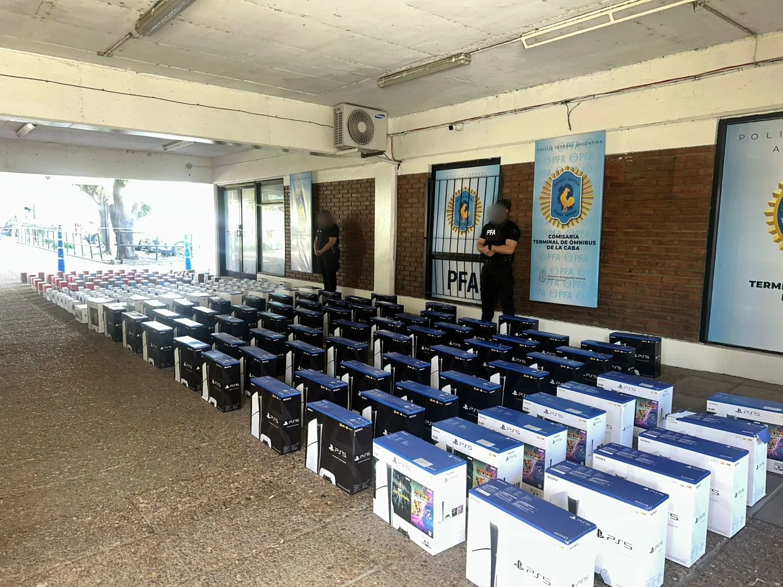 Incautan consolas de videojuegos valuadas en casi 200 millones de pesos en la Terminal de Retiro WhatsApp Image 2025-12-17 at 15.00.22