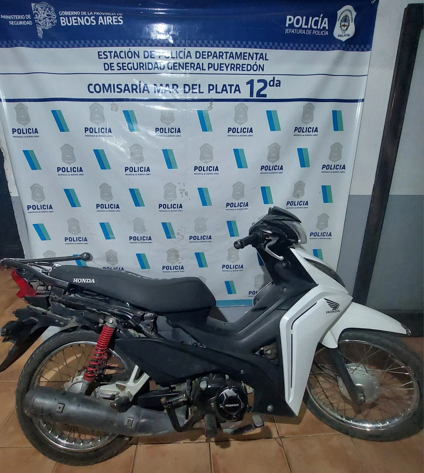 Dos menores fueron interceptados con una moto robada tras una persecución en la zona sur de Mar del Plata WhatsApp Image 2025-12-30 at 08.45.45