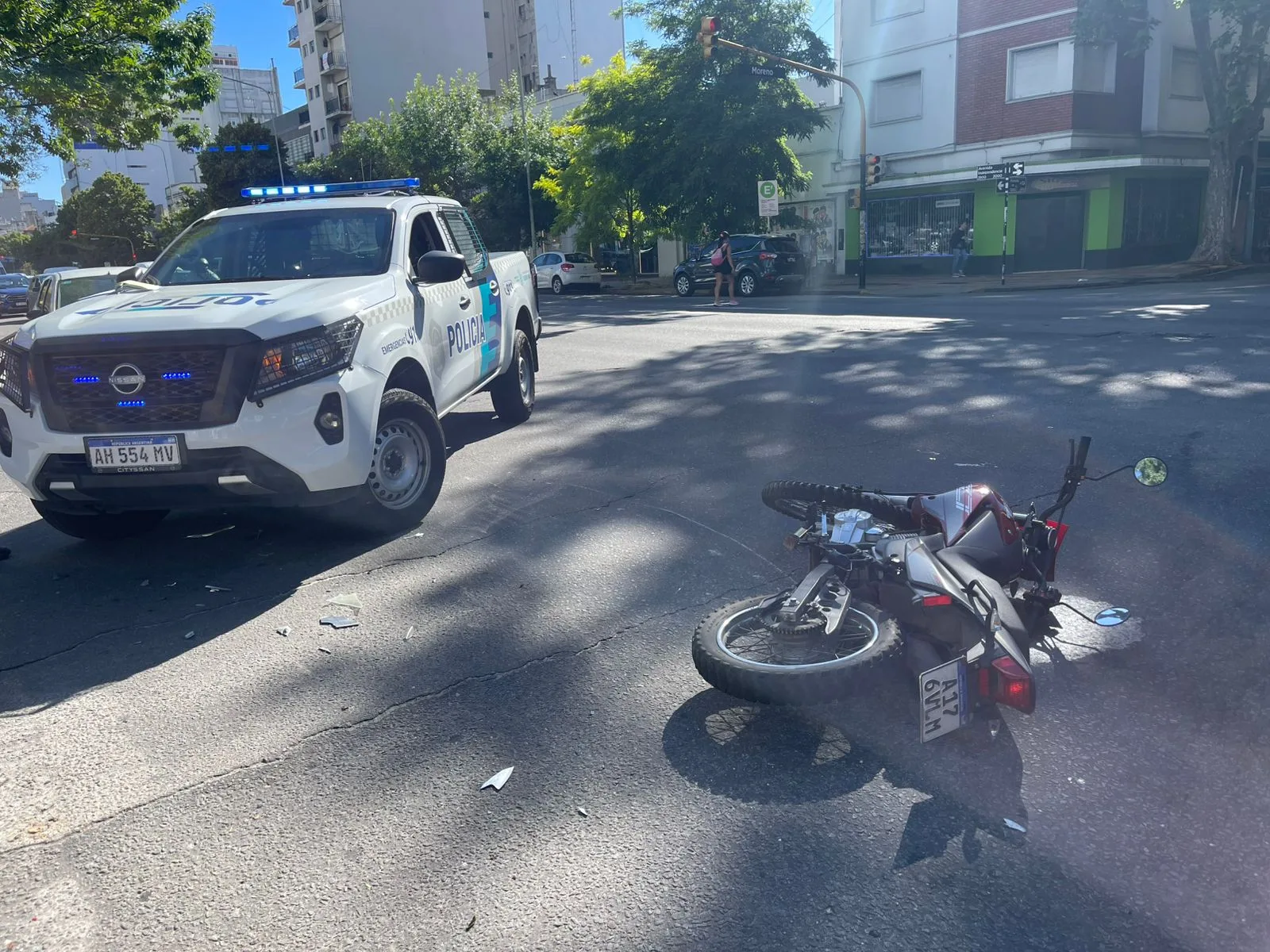 Impactante choque en Av. Independencia y Moreno: motociclista de 52 años termina hospitalizado Choque en Av. Independencia y Moreno motociclista de 52 años hospitalizado