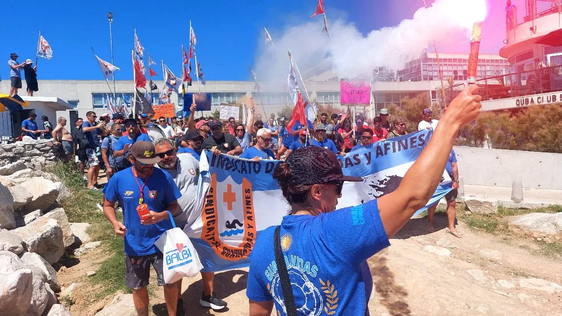 “No vamos a dar ni un paso atrás”: guardavidas reclamaron mejoras salariales en Playa Grande guardavidas