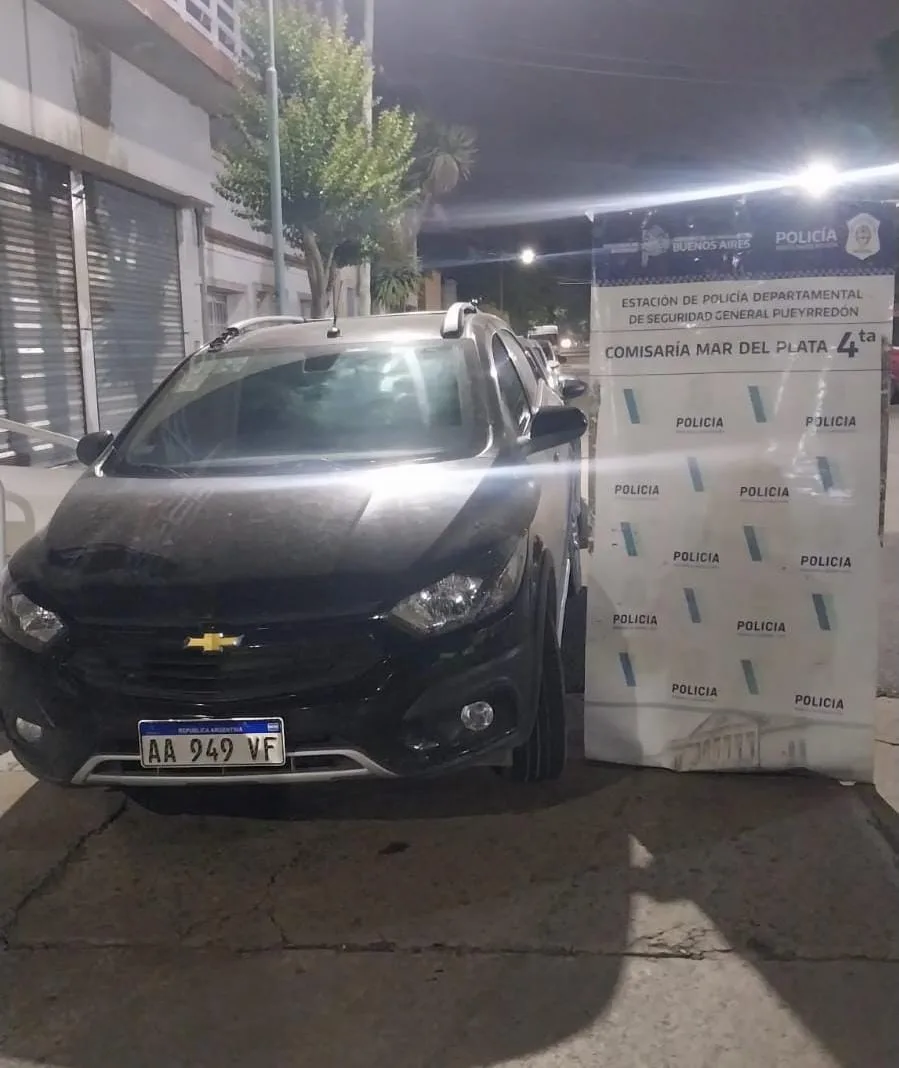 Detienen a dos jóvenes tras una persecución y secuestran un auto robado con patente trucha en Mar del Plata IMG-20251220-WA0003