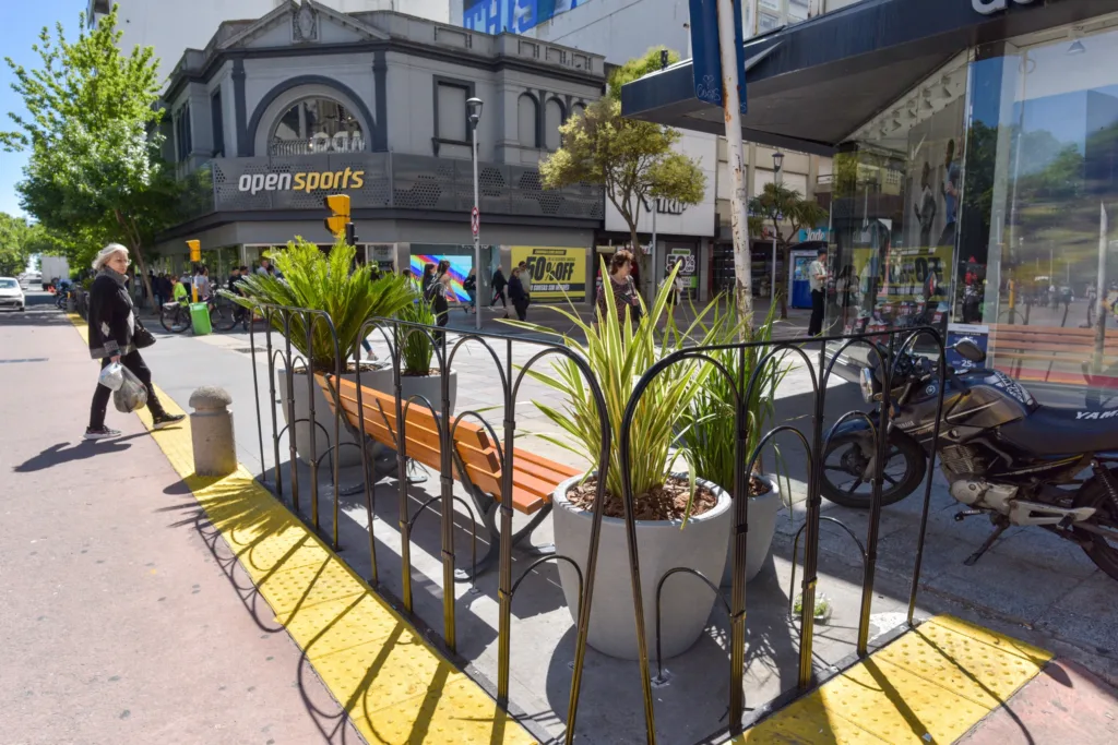 La esquina de San Martín y San Luis sumó un nuevo espacio de descanso ...
