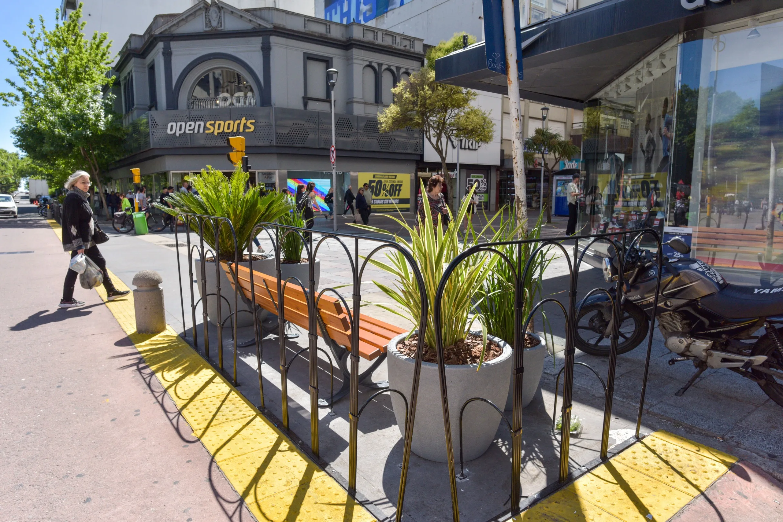 La esquina de San Martín y San Luis sumó un nuevo espacio de descanso gracias al Programa de Padrinazgo La esquina de San Martín y San Luis sumó un nuevo espacio de descanso gracias al Programa de Padrinazgo