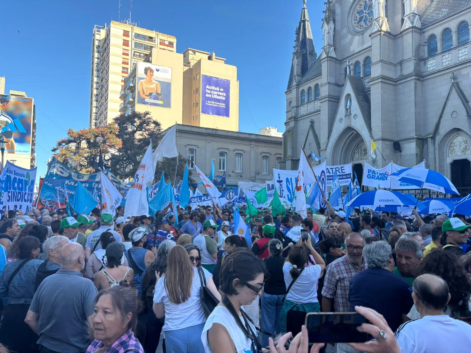 Gremios y organizaciones se movilizan ahora en el centro de Mar del Plata contra la reforma laboral organizaciones
