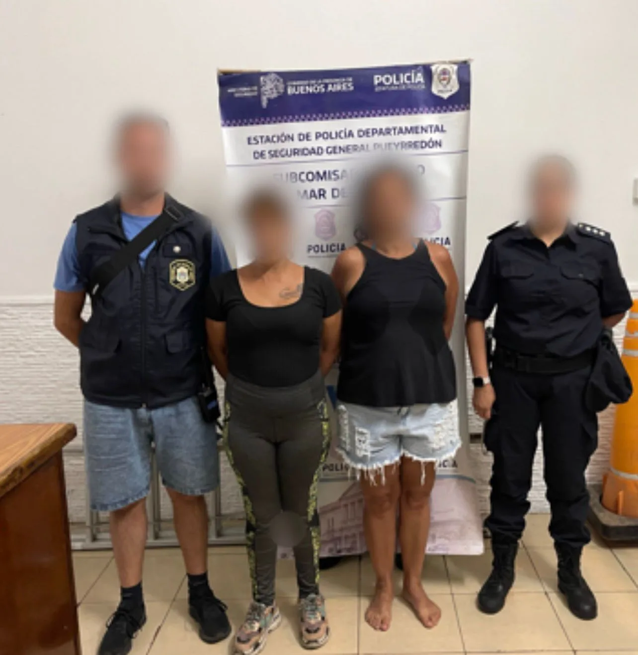 Dos turistas detenidas tras robarle el celular a un hombre en Playa Las Toscas turistas