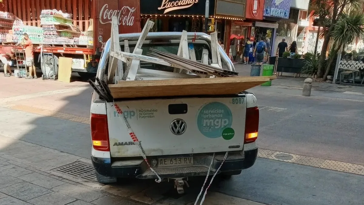 Después de la caída, la Municipalidad salió corriendo y emparchó en minutos la Peatonal San Martín 8e0ab258-60b7-4ff8-b33d-a625a4554617