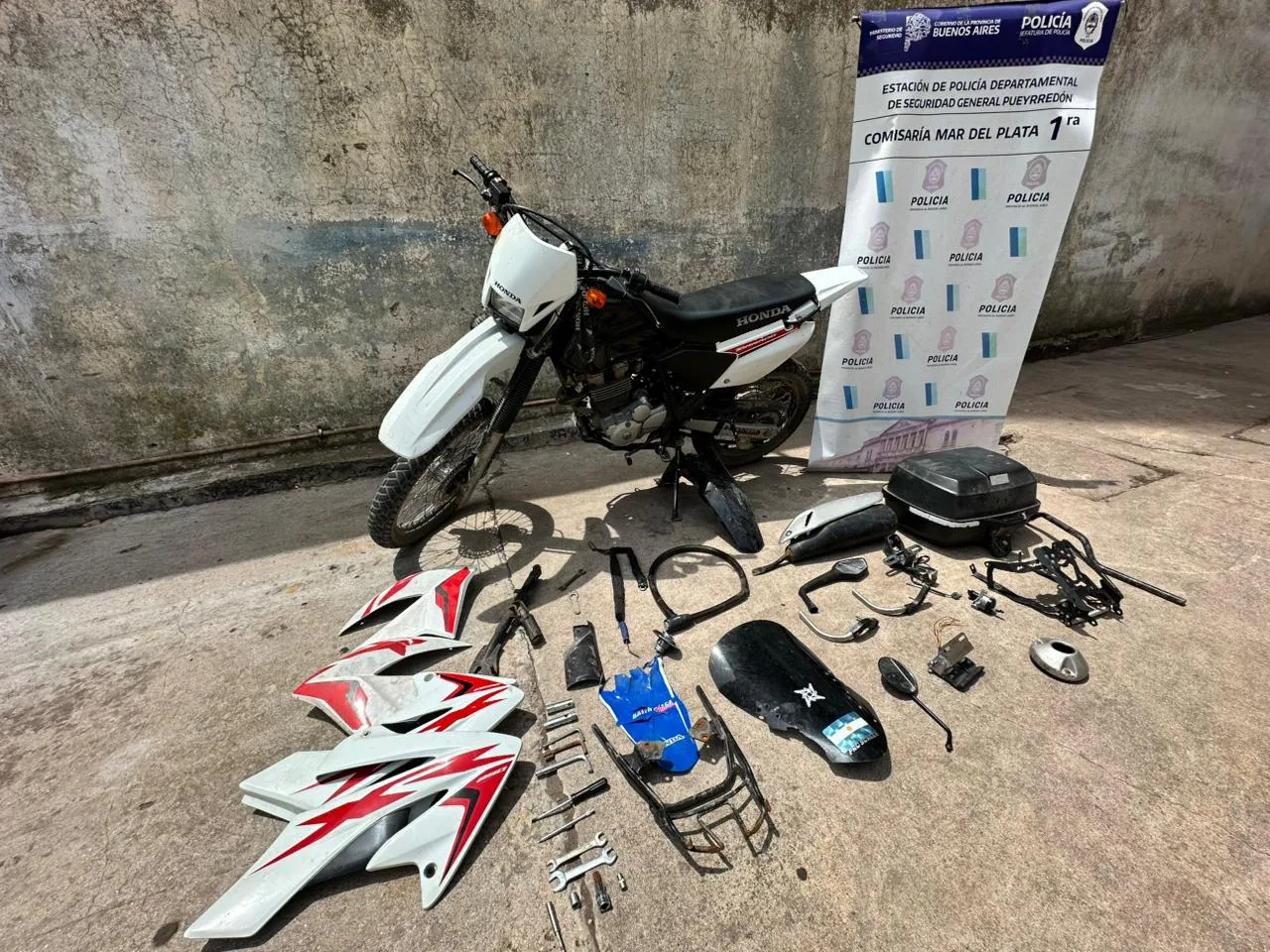 Mar del Plata: allanaron una vivienda y detuvieron a un joven por el robo de una moto y la tenencia de un arma IMG-20260109-WA0035