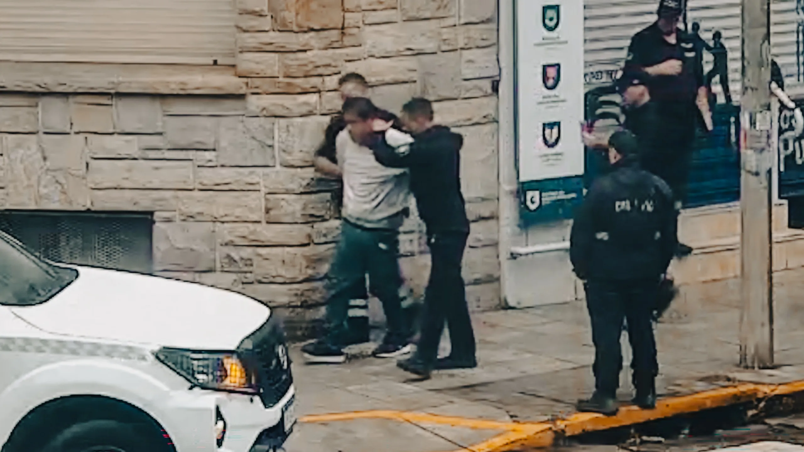 Desalojan un acampe de cuidacoches y detienen a uno por romper una vidriera La Patrulla Municipal intervino ante trapitos que estaban acampando en la vía pública