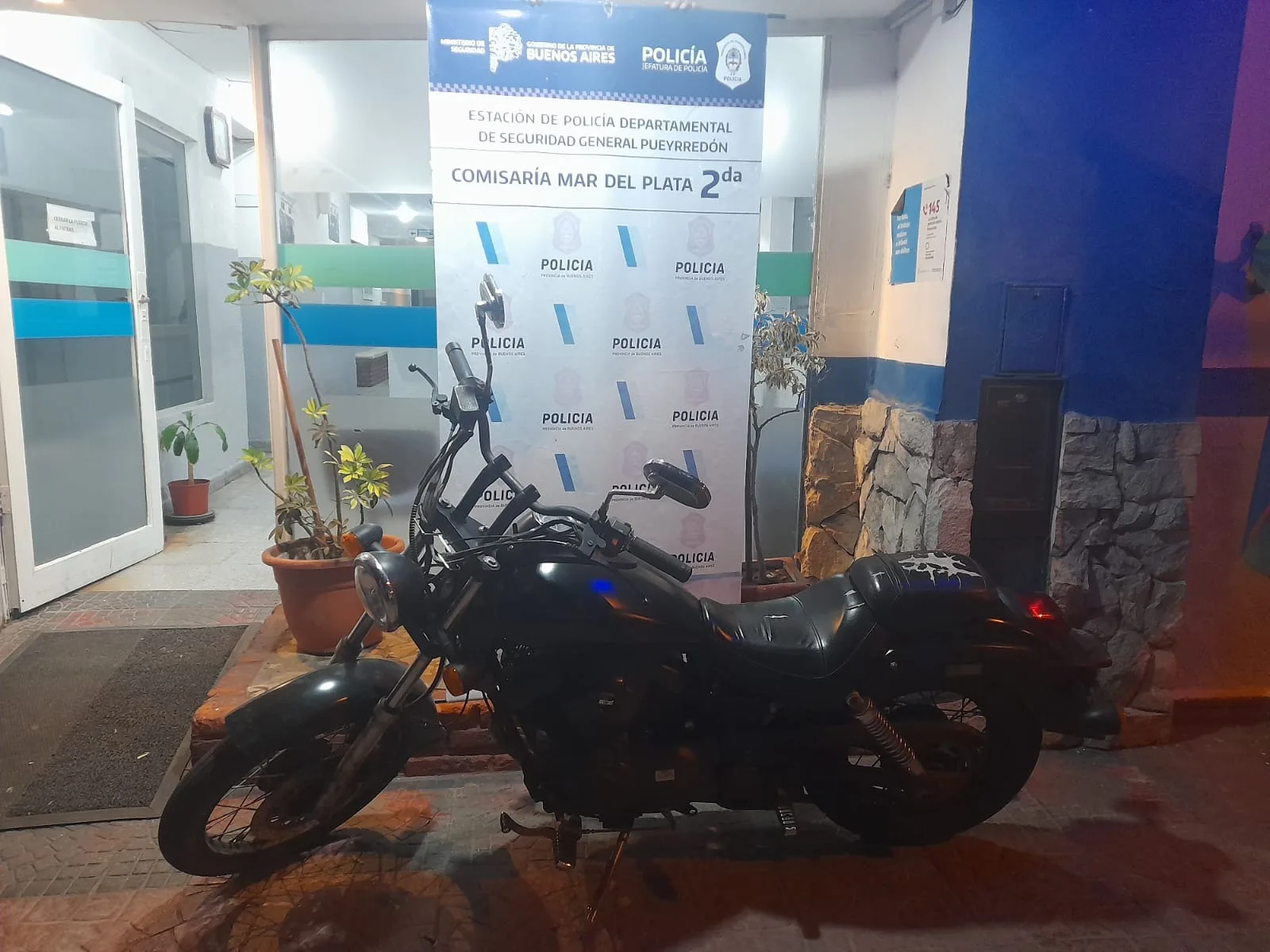 Recuperan una moto robada en pleno centro de Mar del Plata y detienen a dos hombres Recuperación de motovehículo recientemente sustraído en Mar del Plata. Dos aprehendidos