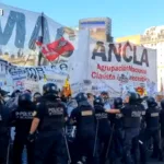 Máxima tensión en el Obelisco: corridas, gas pimienta y balas de goma en plena 9 de Julio