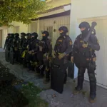 Robaron un arma de una Amarok en Jara al 400: allanaron una casa e identificaron a uno de los sospechosos Cayó uno de los ladrones que desvalijó una camioneta en la avenida Jara