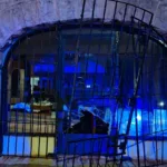 Entró a un restaurante cerrado en la costa y lo atraparon con las botellas en la mano Rompió el vidrio de un restaurante en la costa, entró a robar y lo detuvieron a los pocos metros