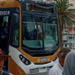Fuerte choque entre dos colectivos en el centro; un estruendo, susto y caos en plena avenida ggh