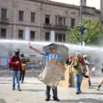 Tensión frente al Congreso: balas de goma, piedrazos y dos detenidos en la marcha contra la reforma laboral trabajadores-medio-la-tension-la-policia-y-manifestantes-ph-camila-alonso-suarez