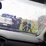 Escándalo en la Ruta 188: grabaron a policías llevándose bebidas de un camión volcado Escándalo en la Ruta 188: grabaron a policías llevándose bebidas de un camión volcado