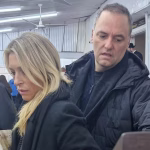 Adorni defendió que su esposa viaje en el avión presidencial: “Vengo a deslomarme a Nueva York y quería que me acompañe” El jefe de Gabinete, Manuel Adorni, y su esposa, Bettina Angeletti, durante la visita a la tumba del rebe de Lubavitch, en Nueva York