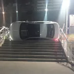Volcó un Audi tras chocar contra un auto estacionado en Playa Grande WhatsApp Image 2026-03-13 at 08.21.36