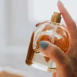 Alerta ANMAT: prohíben un perfume por contaminación y riesgo sanitario perfume