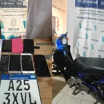 Escapó de la Policía, abandonó una moto robada y cayó con ocho celulares 65879