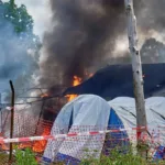 Furia y caos en Congo: incendiaron un hospital tras la muerte de un joven por ébola Incendiaron carpas de un hospital por un muerto de ébola en Congo