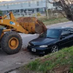 Concordia: Salió a festejar, manejó una retroexcavadora borracho y chocó siete autos 567U