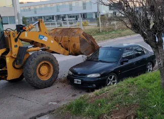 Concordia: Salió a festejar, manejó una retroexcavadora borracho y chocó siete autos