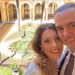 De no creer: Adorni y su esposa se sumaron al régimen simplificado de Ganancias en plena investigación patrimonial Adorni-y-Bettina-Angeletti-en-2023-en-la-Casa-Rosada