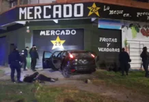 Persecución policial terminó con un auto robado incrustado en un supermercado de Mar del Plata