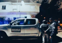 Operativo de control vehicular: aprehendido por resistencia a la autoridad, violación de domicilio y tenencia de estupefacientes