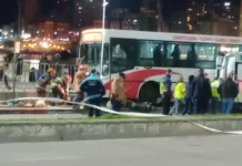 Un muerto y varios heridos: colectivo se subió a la vereda y atropelló a personas en una parada