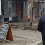 Multa millonaria a una pollería por cobrar 15% extra a quienes pagaban con transferencia o tarjeta polleria