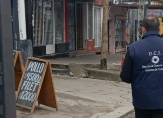 Multa millonaria a una pollería por cobrar 15% extra a quienes pagaban con transferencia o tarjeta