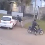 Motochorros intentaron robar un auto en Los Tilos y huyeron tras la reacción del conductor 3657