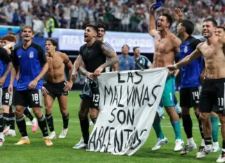 La prensa inglesa estalló tras la eliminación: un diario habló de las “31 artimañas” de Argentina y otros elogiaron a Messi