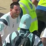 Messi estalló de risa por lo que encontraron en la valija de Cuti Romero antes de viajar a Miami Las-carcajadas-de-Lionel-Messi-al-ver-el-insolito