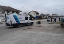 Fuerte choque en avenida Colón: un motociclista herido y tránsito totalmente cortado