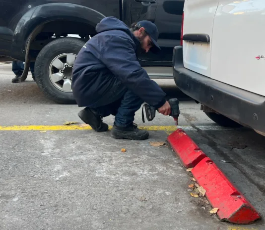 El Municipio retira reservas de estacionamiento ilegales y demarcaciones no autorizadas en la vía pública