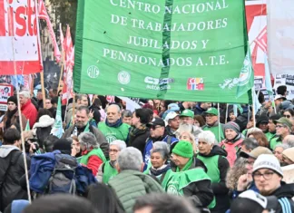 ATE marchó al Congreso por un aumento de emergencia de los haberes previsionales y Aguiar señaló: “El ajuste del Gobierno ha roto las vidas de todos los jubilados”