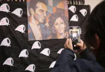 Descubrieron una placa en homenaje a Tomás Fresneda y Mercedes Algarañaz, víctimas de la Noche de las Corbatas