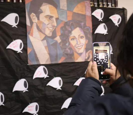 Descubrieron una placa en homenaje a Tomás Fresneda y Mercedes Algarañaz, víctimas de la Noche de las Corbatas