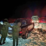 Gendarmería rescató a cinco personas que quedaron varadas por una intensa nevada en Neuquén rescate_cinco_personas_en_neuquen_5