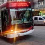 Fuerte choque entre un colectivo y un auto en el macrocentro: una pasajera resultó herida 478