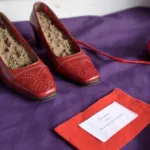 Instalación itinerante "Zapatos Rojos": una propuesta que mantiene viva la memoria de Claudia Repetto recorre Mar del Plata 90'