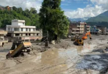 Nepal mantiene la alerta por el riesgo de nuevas inundaciones tras la tragedia