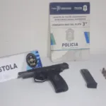 Dos hombres aprehendidos: uno llevaba una pistola 9 mm con la numeración suprimida WhatsApp Image 2026-08-12 at 09.26.29